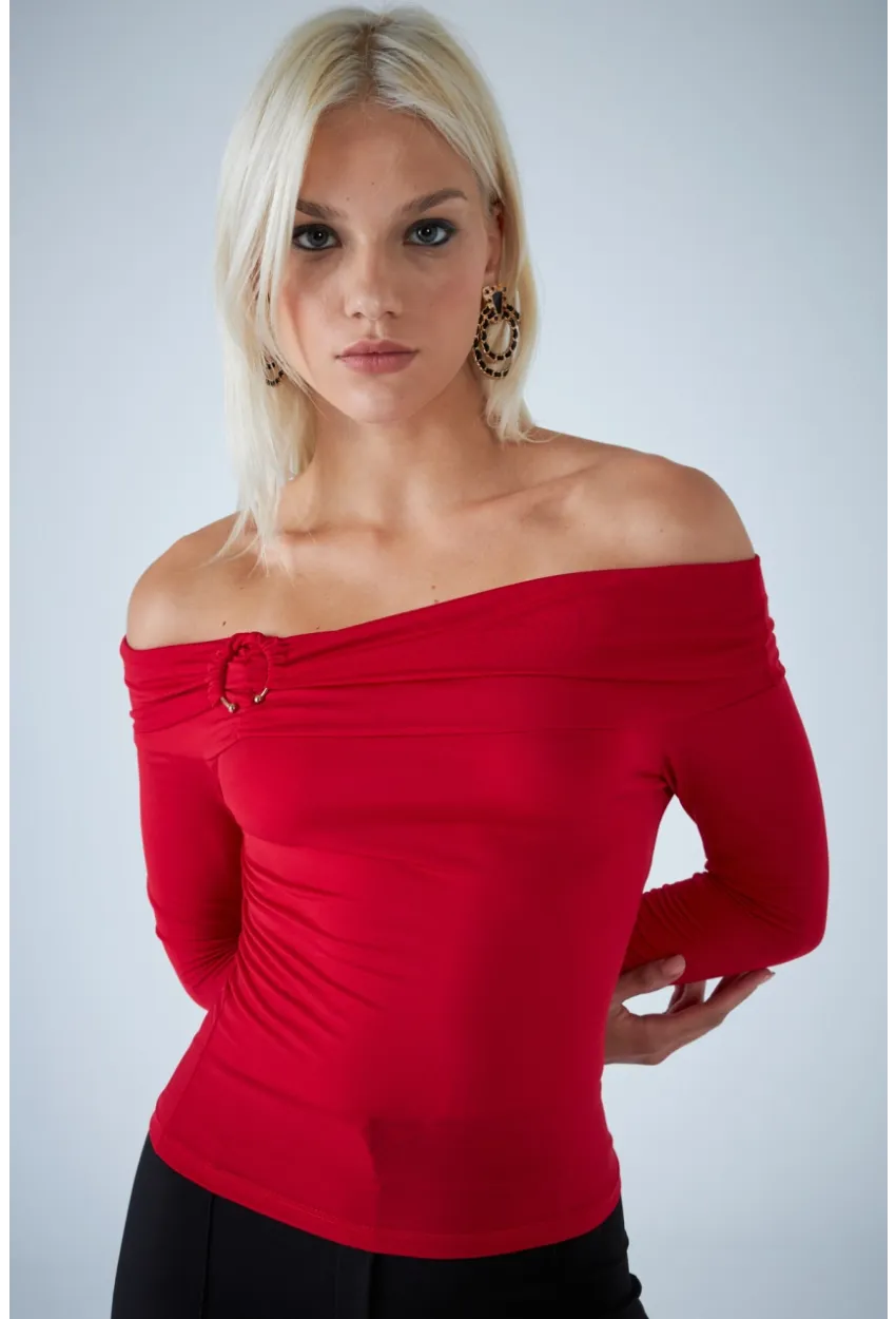 Kadın Kırmızı Halka Aksesuarlı Madonna Yaka Crop Bluz COL3043
