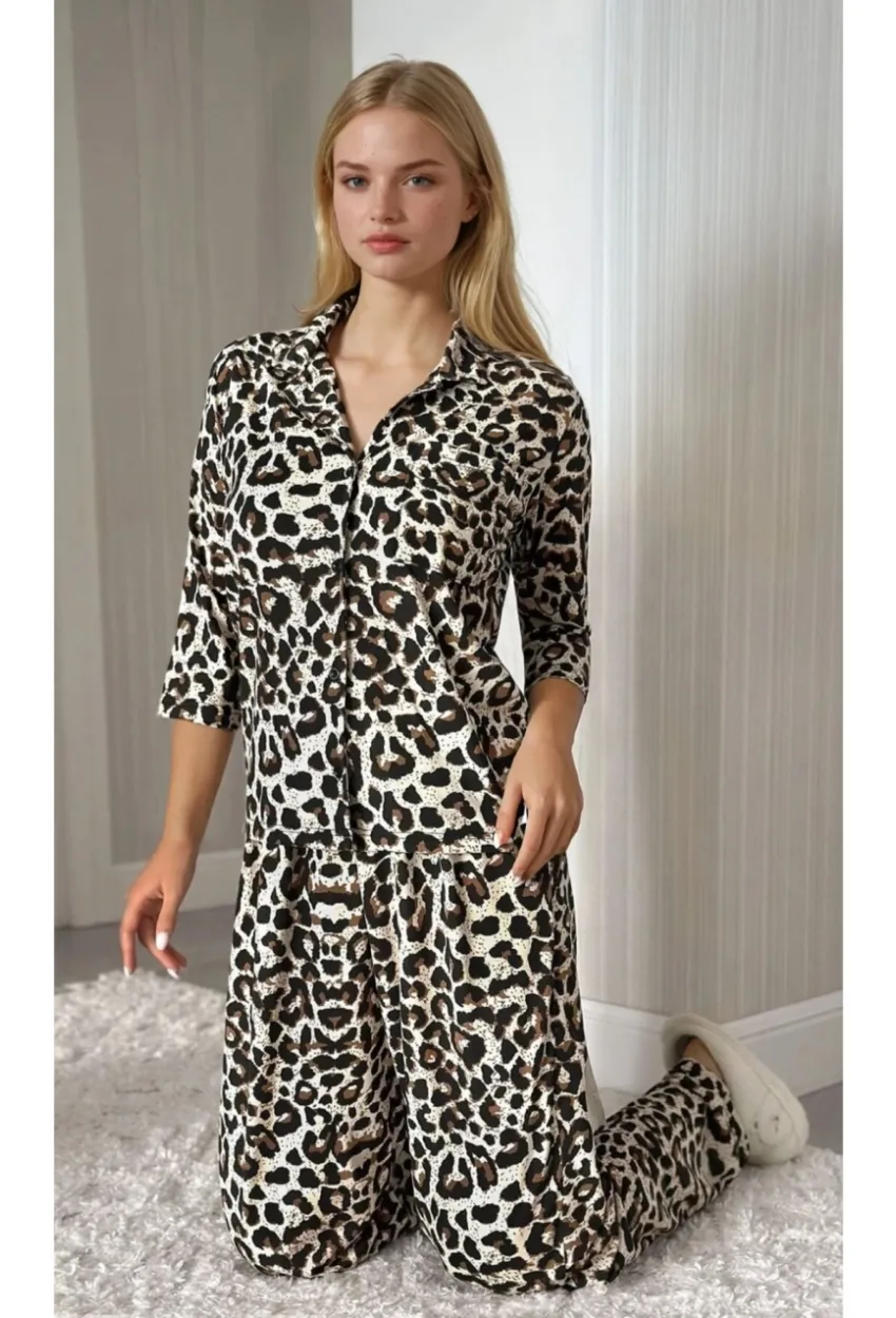 Kadın Leopar Desenli Pijama Takımı – Düğmeli Üst, Rahat Kesim Alt