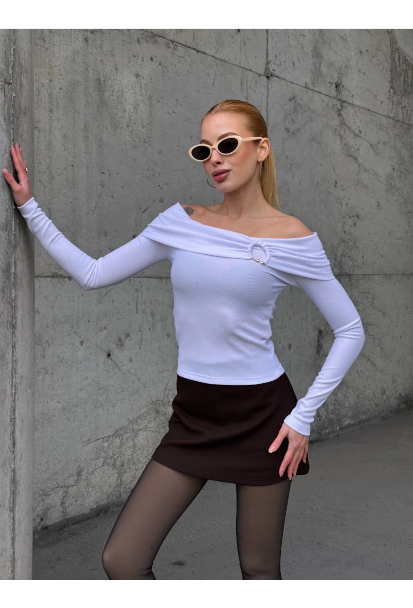 Kadın Madonna Yaka Halka Detay Beyaz Bluz