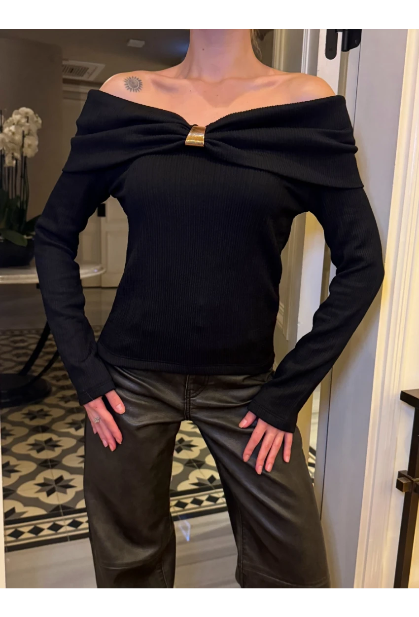 Kadın Omuz Açık Toka Detaylı Siyah Bluz