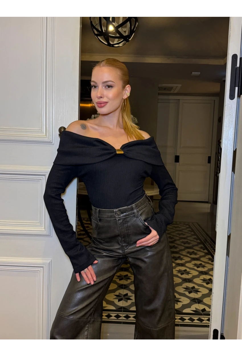 Kadın Omuz Açık Toka Detaylı Siyah Bluz