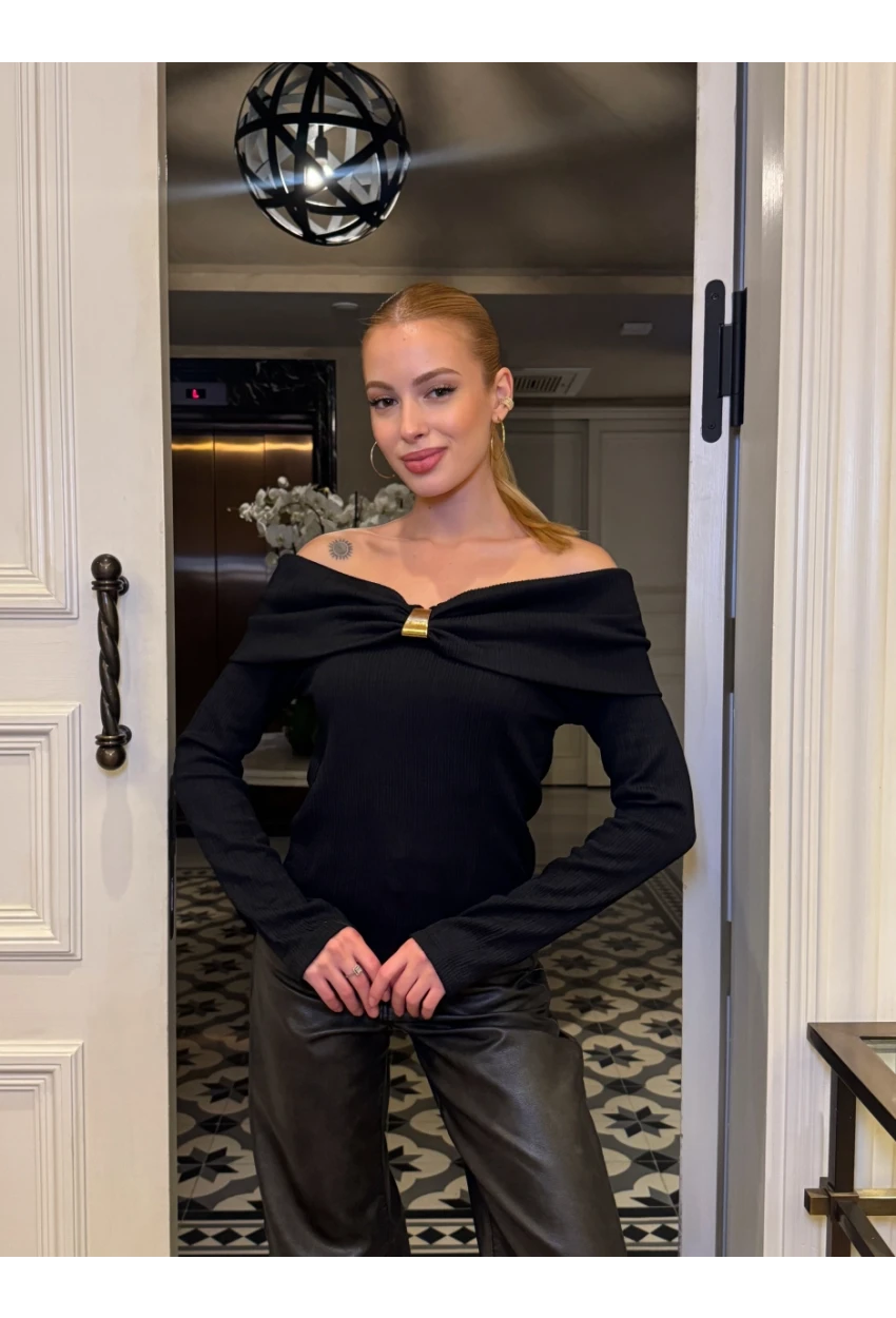 Kadın Omuz Açık Toka Detaylı Siyah Bluz