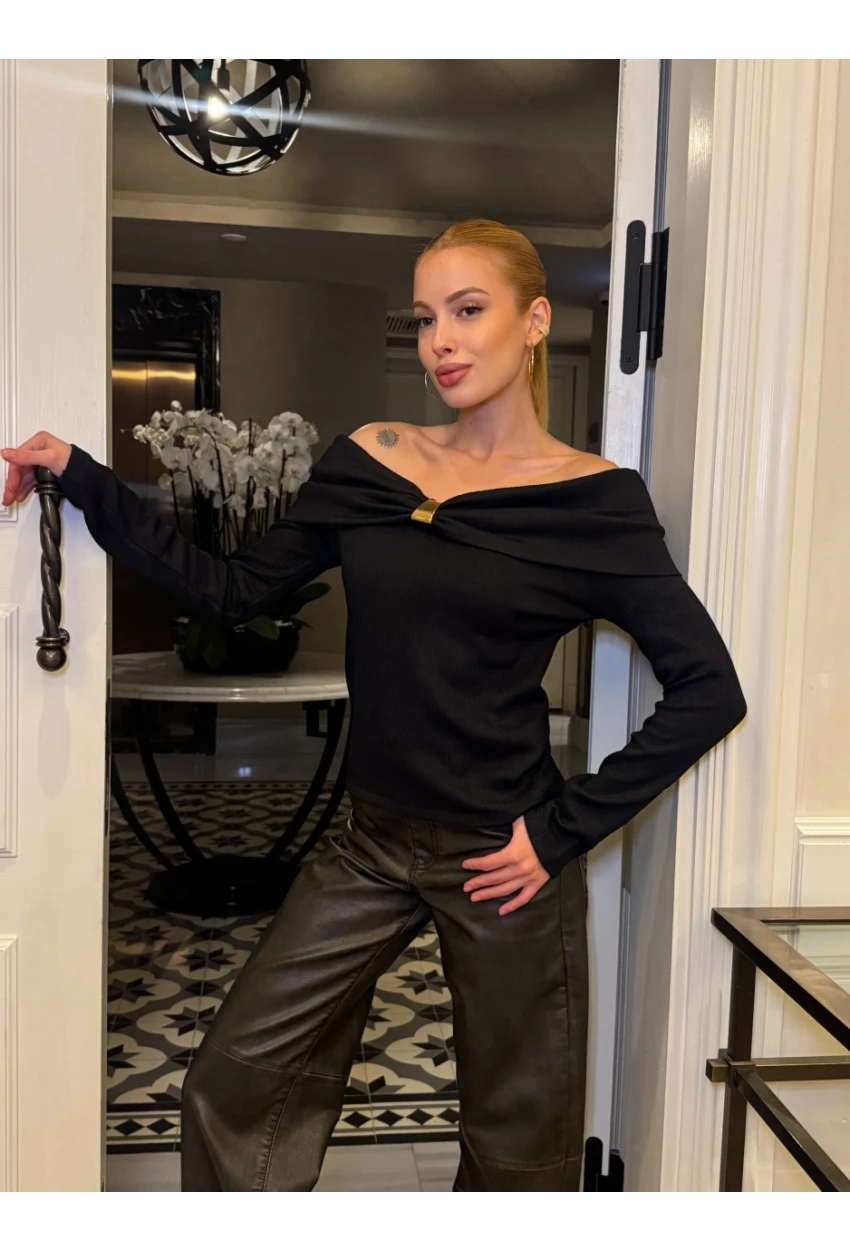 Kadın Omuz Açık Toka Detaylı Siyah Bluz