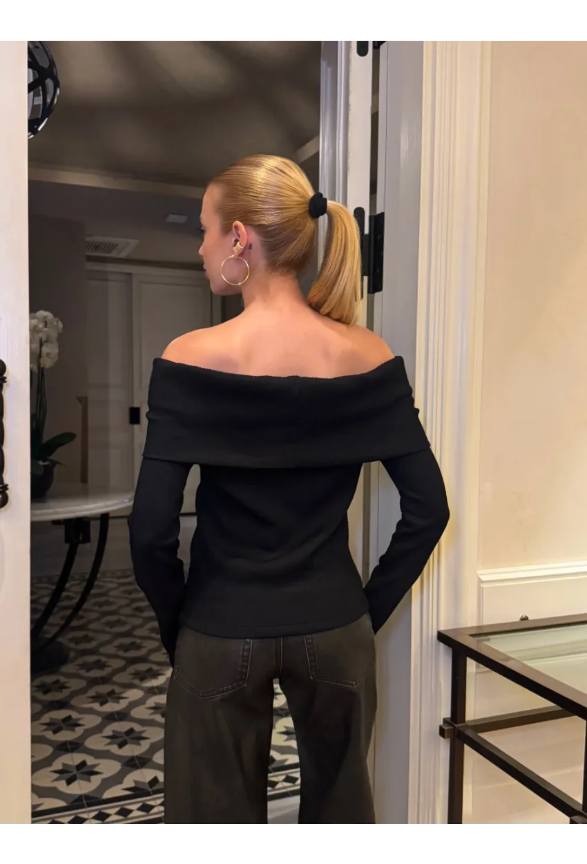 Kadın Omuz Açık Toka Detaylı Siyah Bluz