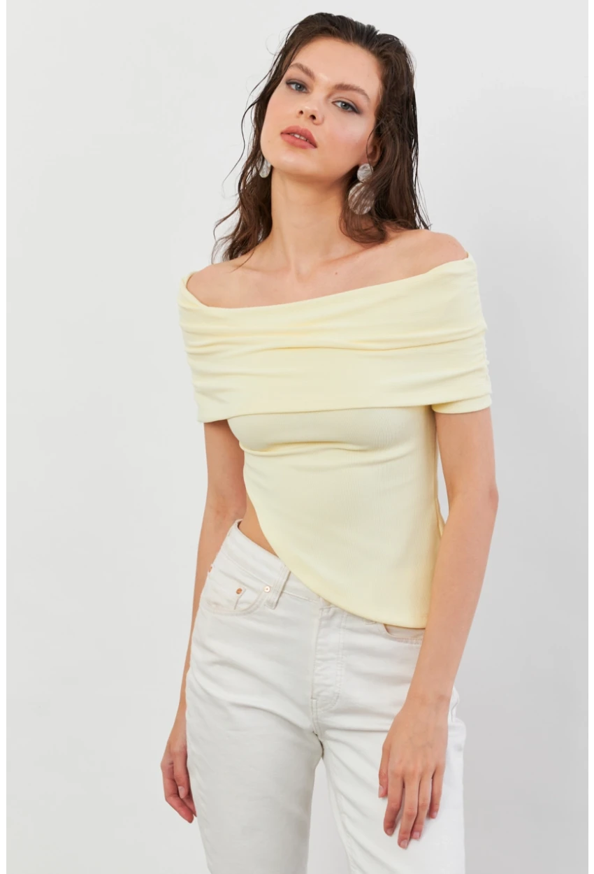 Kadın Sarı Asimetrik Madonna Yaka Bluz OPS4251