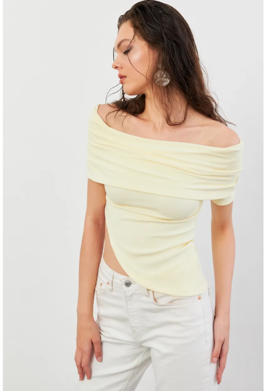 Kadın Sarı Asimetrik Madonna Yaka Bluz OPS4251