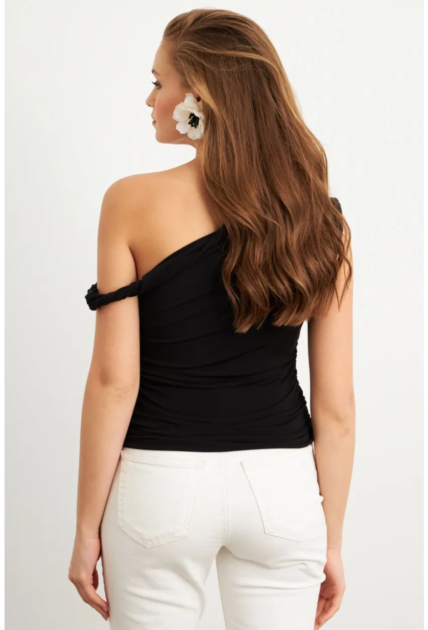 Kadın Siyah Asimetrik Kol Bluz VA100