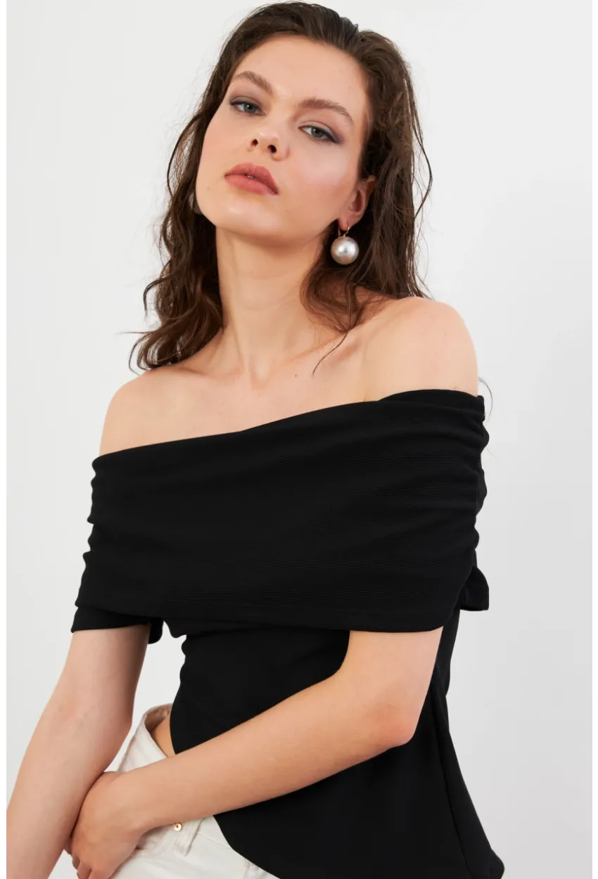 Kadın Siyah Asimetrik Madonna Yaka Bluz OPS4251