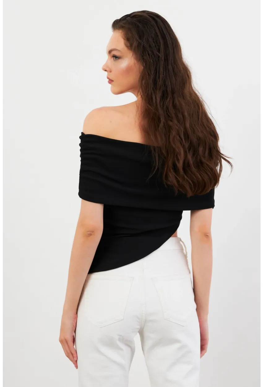 Kadın Siyah Asimetrik Madonna Yaka Bluz OPS4251
