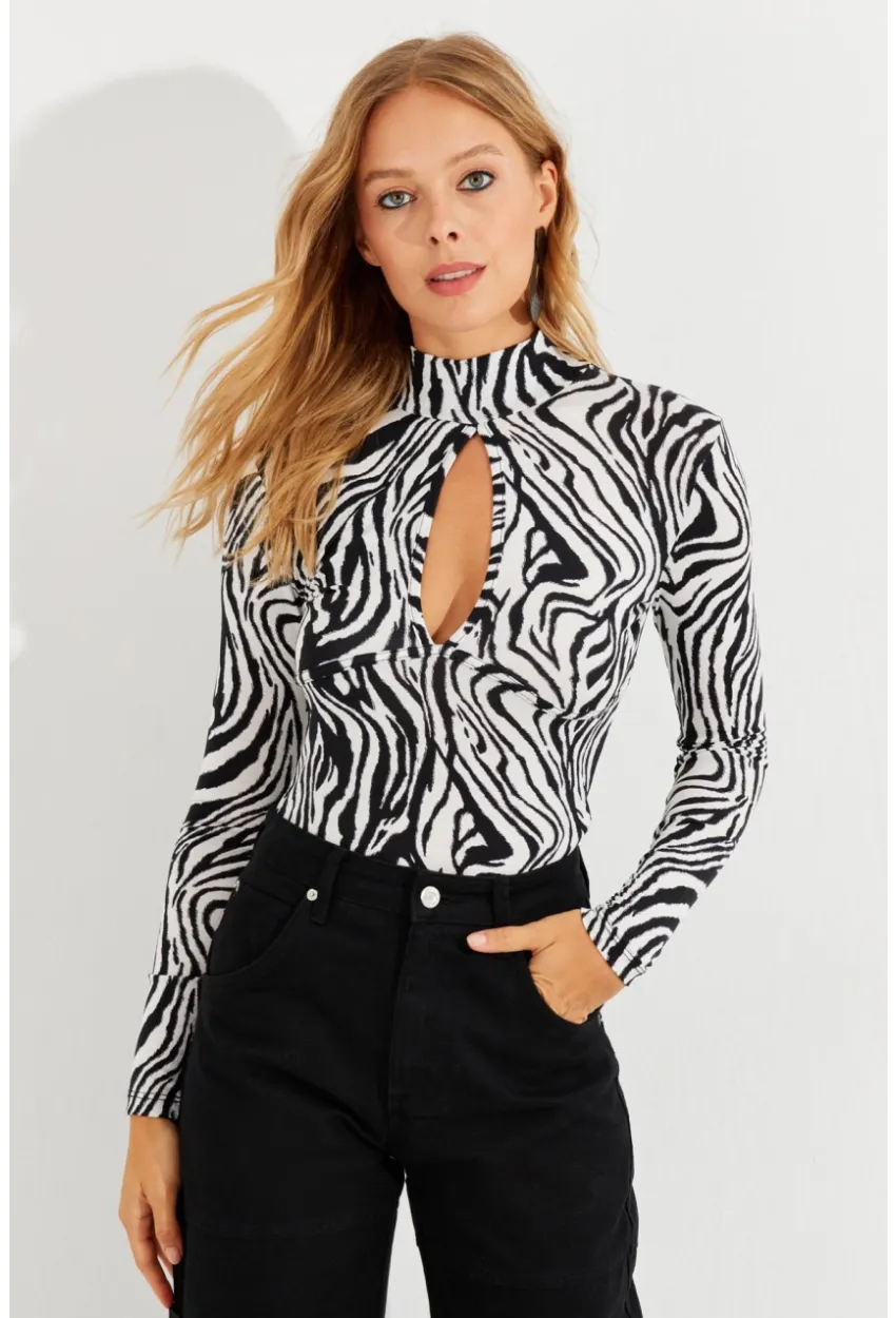 Kadın Siyah-Beyaz Önü Damla Zebra Desenli Bluz LPP1236
