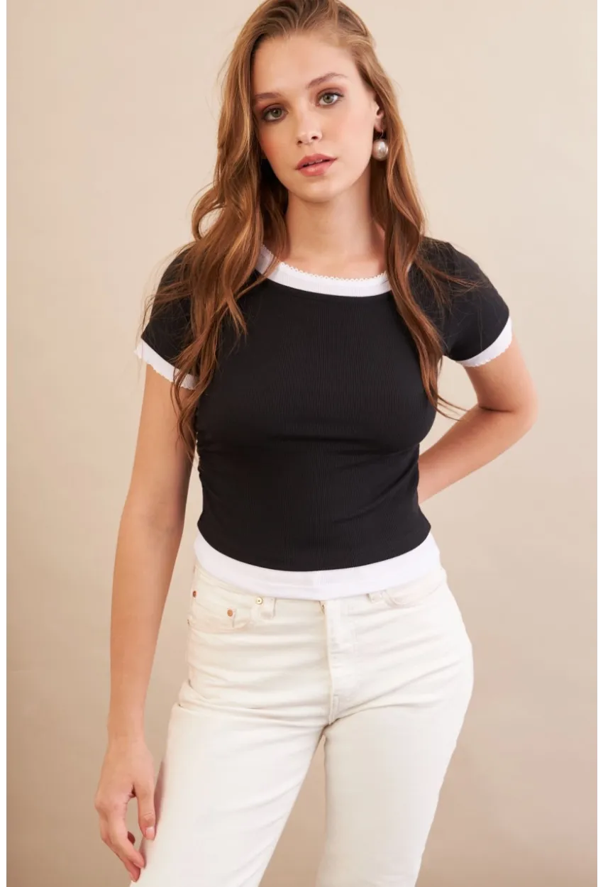 Kadın Siyah Büzgülü Beyaz Garnili Bluz MX9465