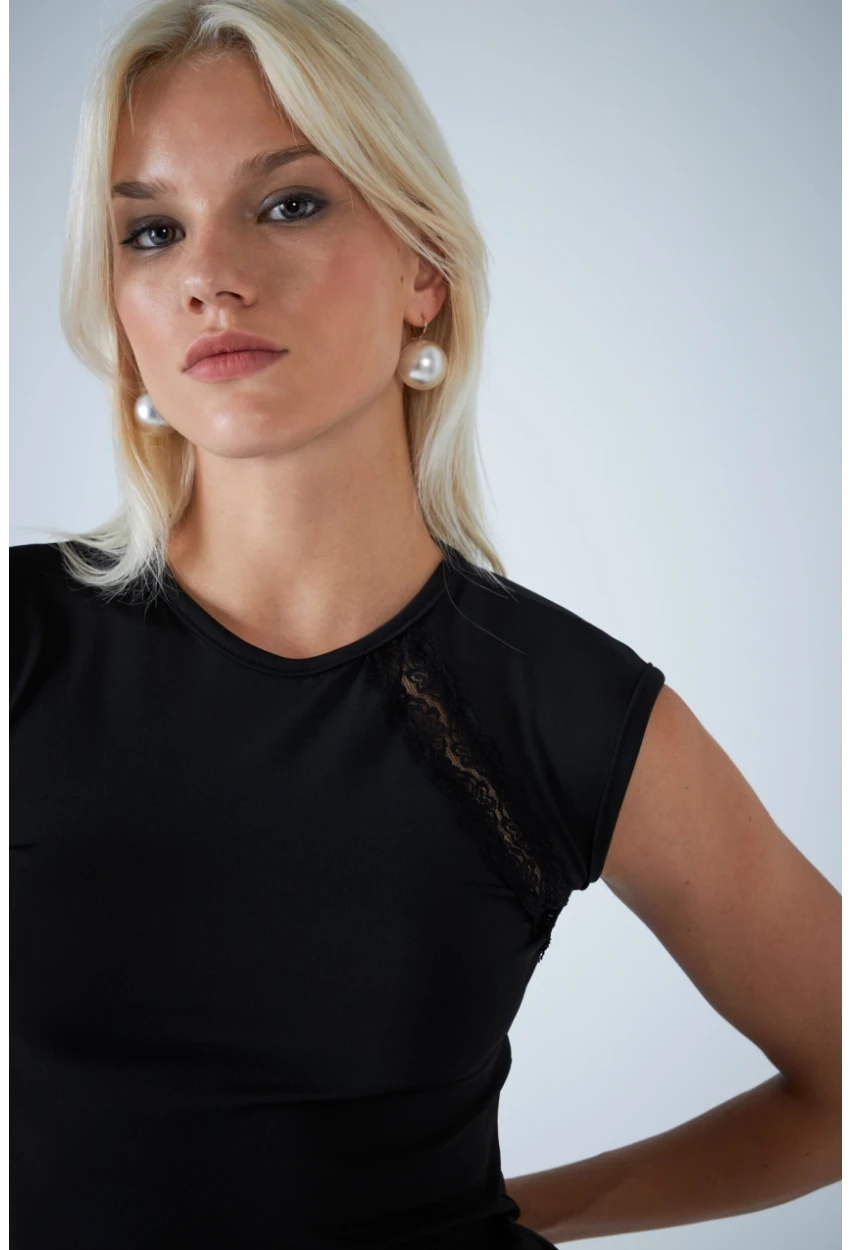 Kadın Siyah Dantel Detaylı Bluz EY3136