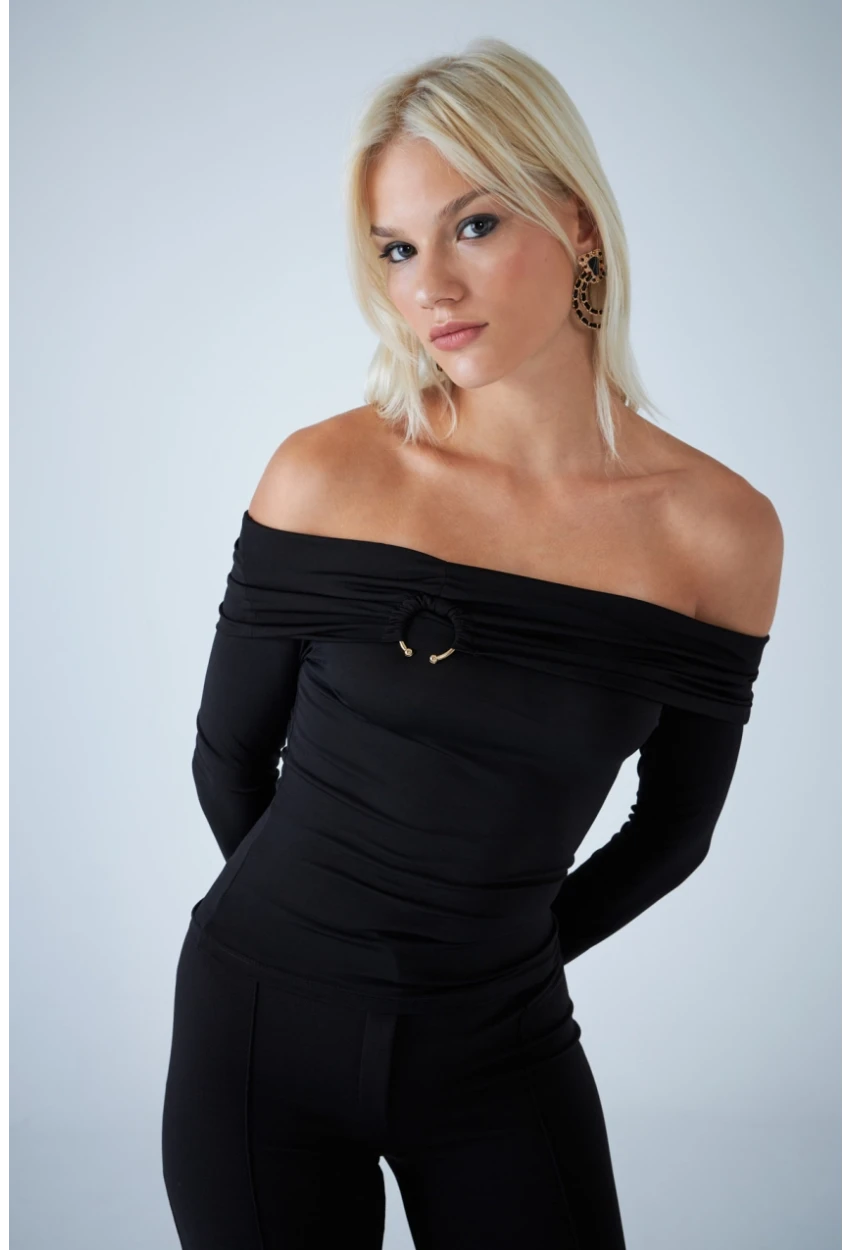 Kadın Siyah Halka Aksesuarlı Madonna Yaka Crop Bluz COL3043