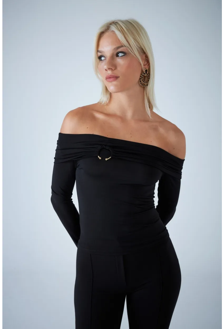 Kadın Siyah Halka Aksesuarlı Madonna Yaka Crop Bluz COL3043