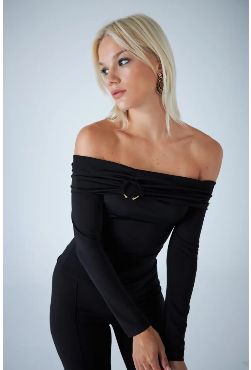 Kadın Siyah Halka Aksesuarlı Madonna Yaka Crop Bluz COL3043