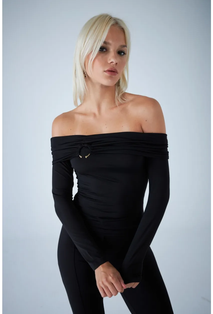 Kadın Siyah Halka Aksesuarlı Madonna Yaka Crop Bluz COL3043