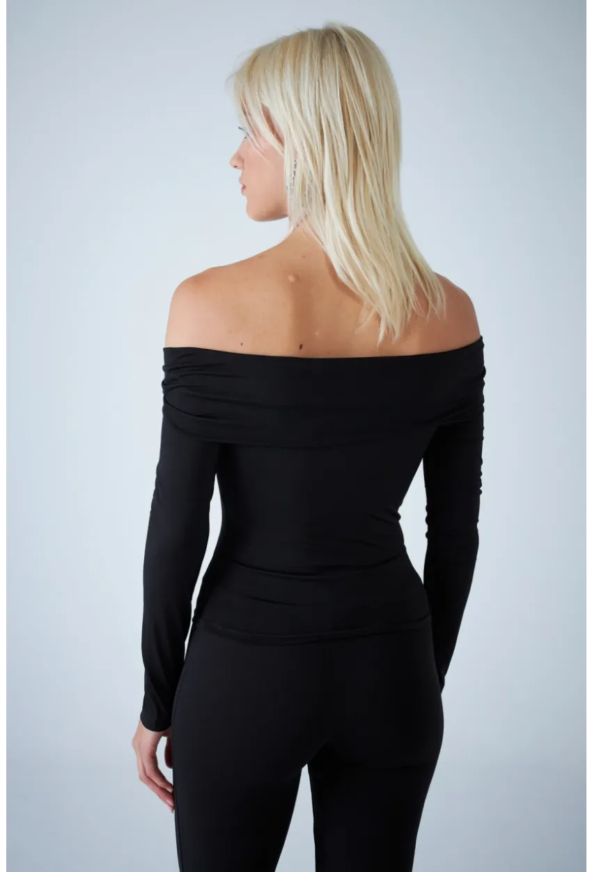 Kadın Siyah Halka Aksesuarlı Madonna Yaka Crop Bluz COL3043