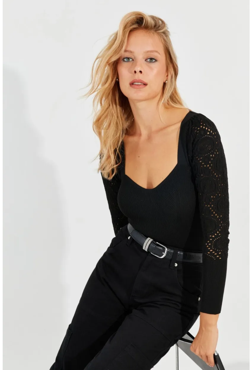 Kadın Siyah Kalp Yaka Ajurlu Triko Bluz SMT217