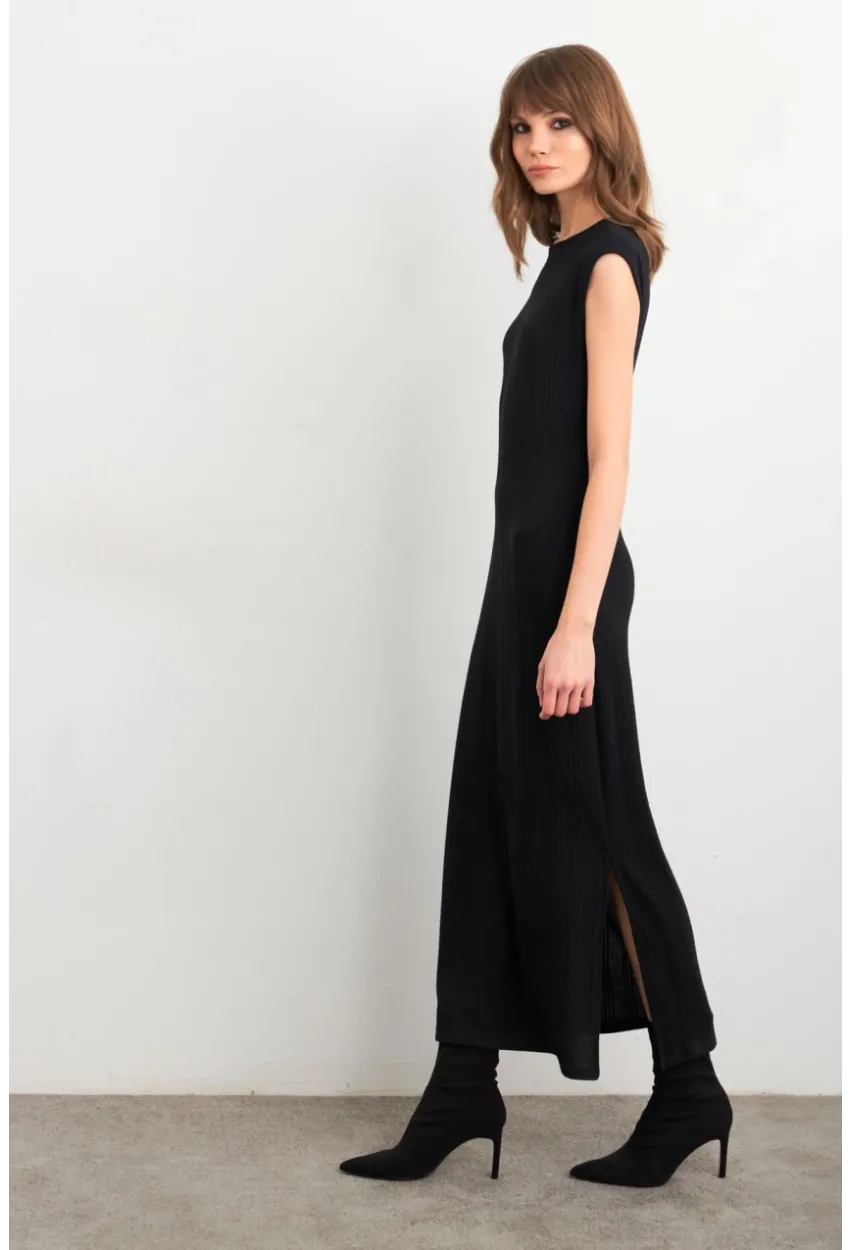 Kadın Siyah Kolsuz Yırtmaçlı Midi Elbise TF60