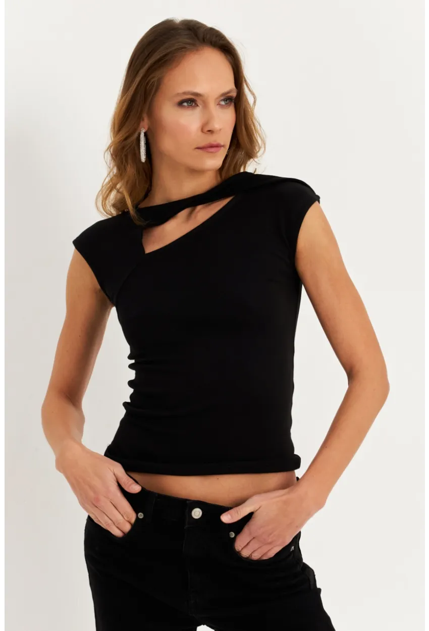 Kadın Siyah Önü Pencereli Asimetrik Bluz LPP1227-1