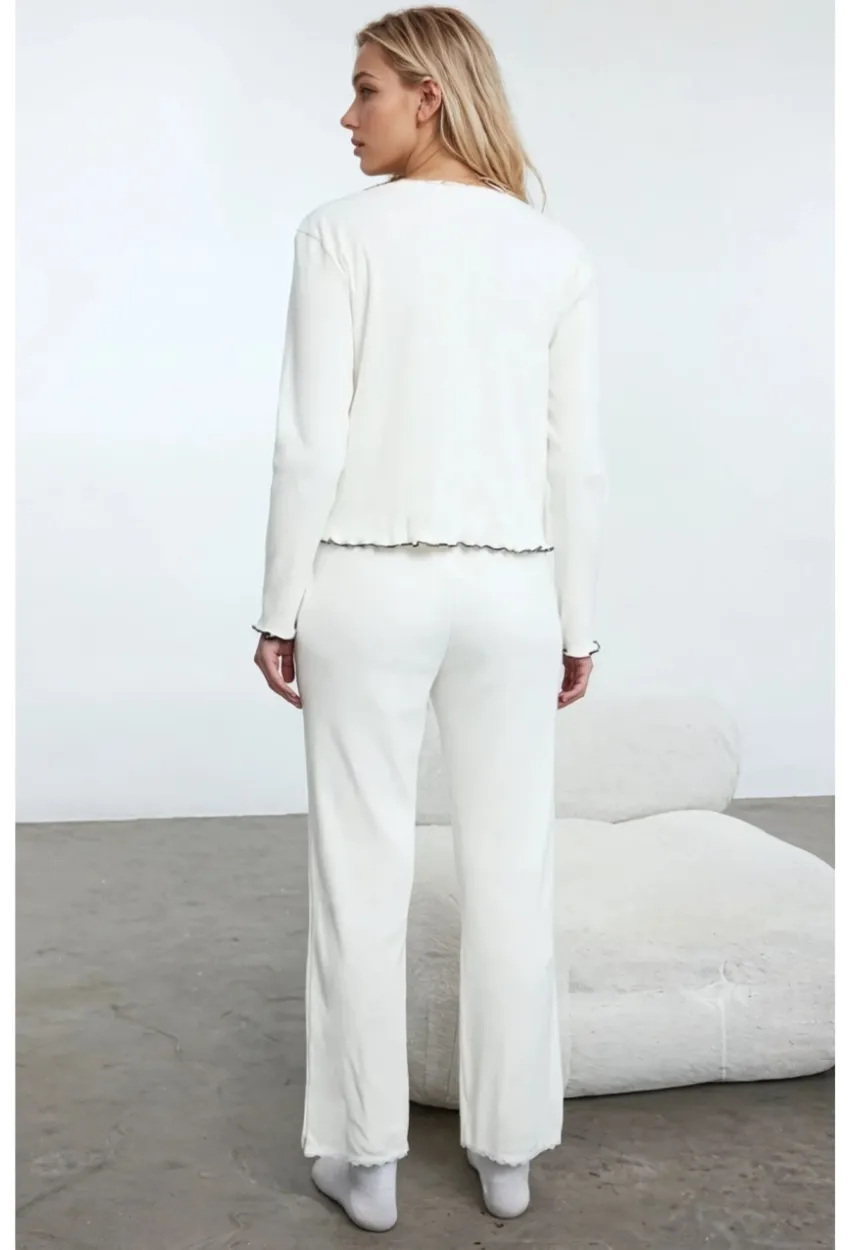 Pamuklu Dantel ve Fiyonk Detaylı Fitilli Örme Pijama Takımı Beyaz