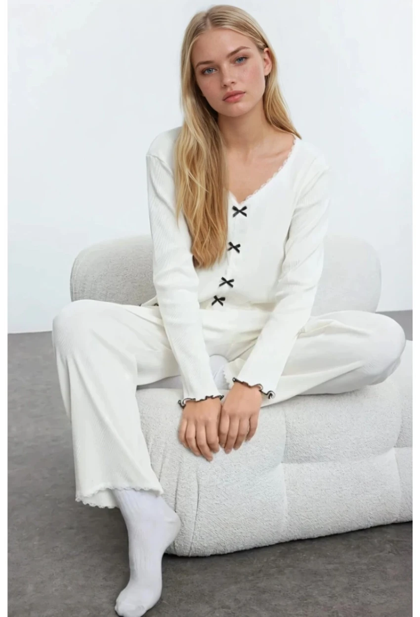Pamuklu Dantel ve Fiyonk Detaylı Fitilli Örme Pijama Takımı Beyaz