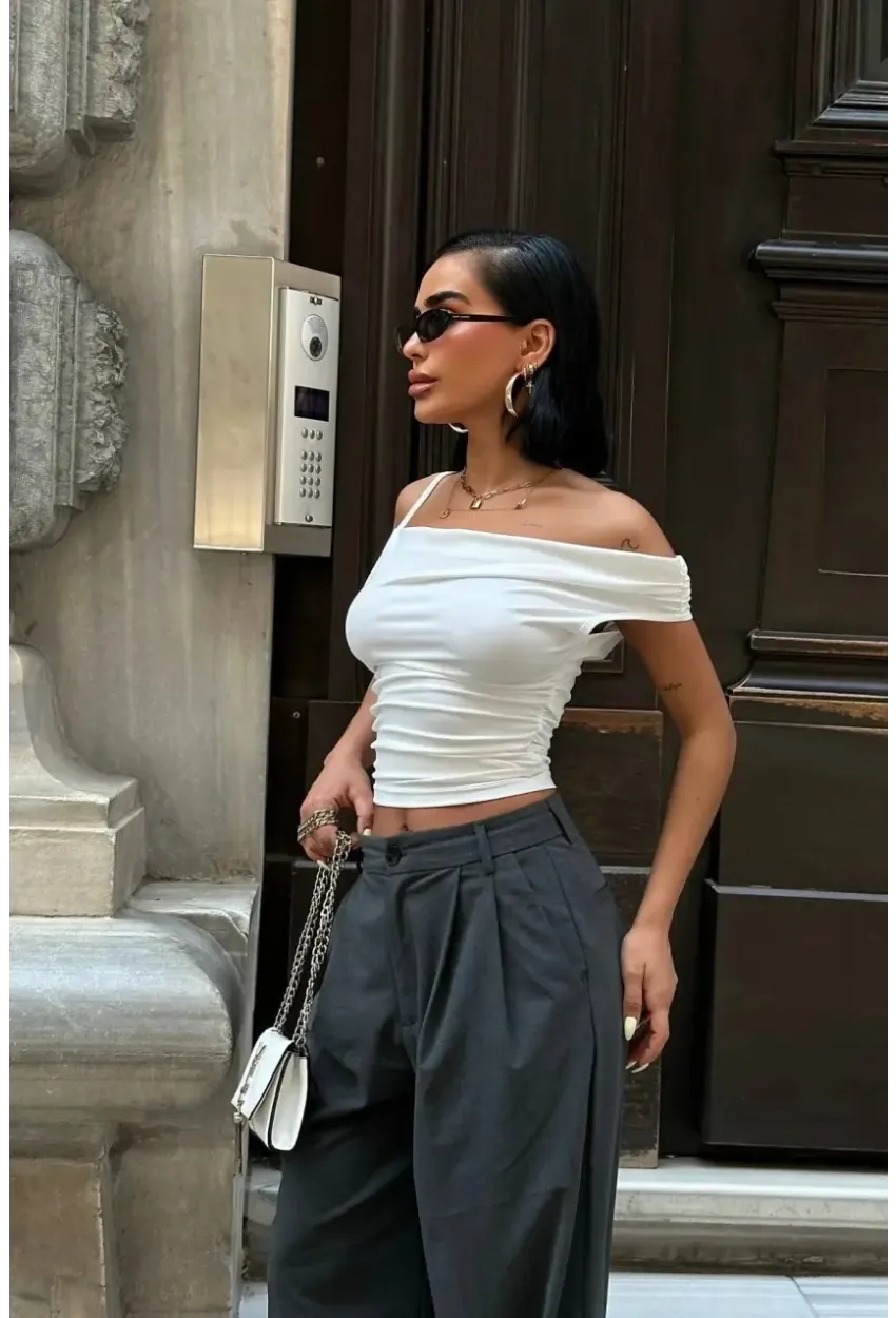 Asimetrik Kesim Beyaz Esnek Crop Bluz
