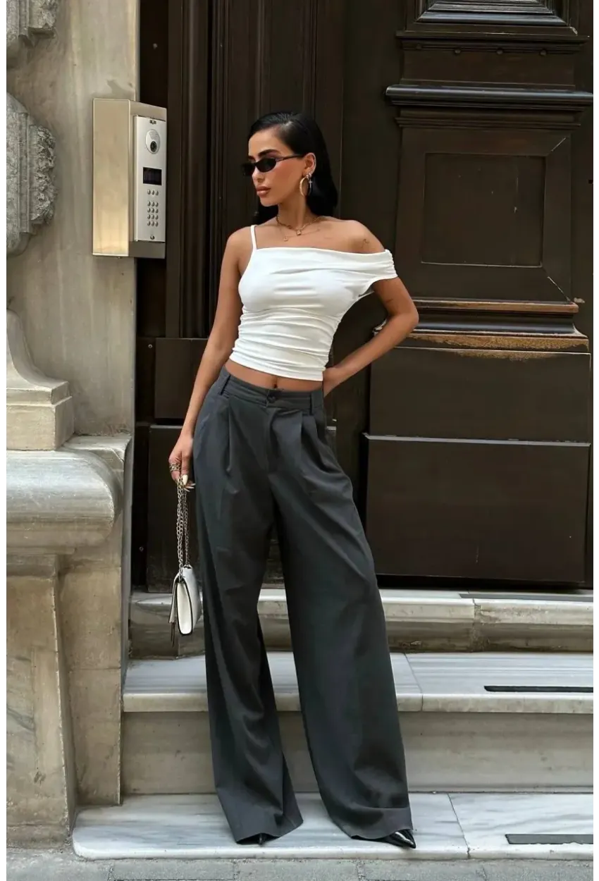 Asimetrik Kesim Beyaz Esnek Crop Bluz