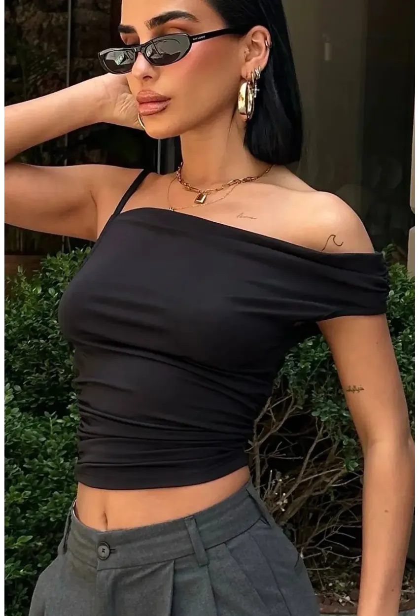 Asimetrik Kesim Siyah Esnek Crop Bluz