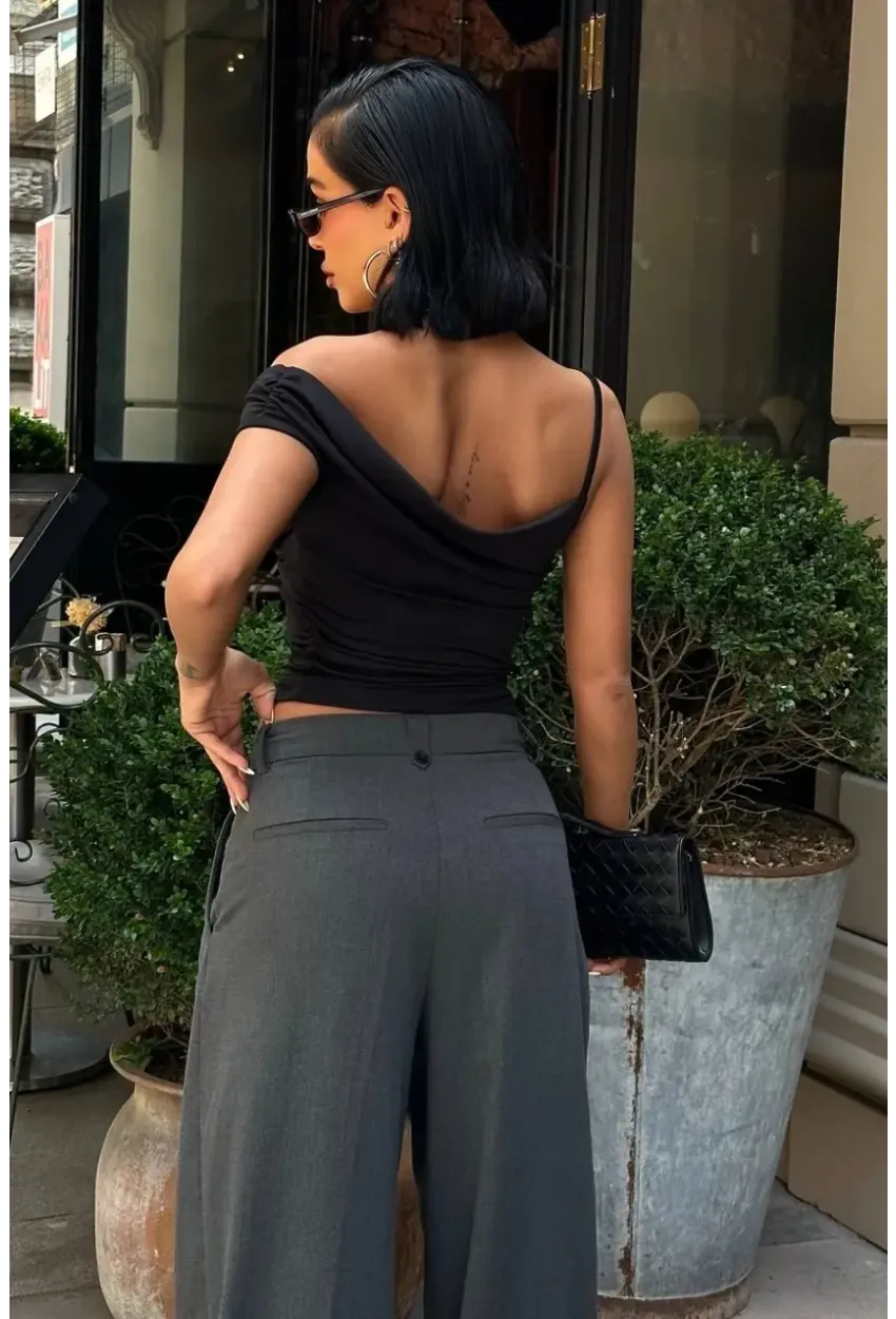 Asimetrik Kesim Siyah Esnek Crop Bluz