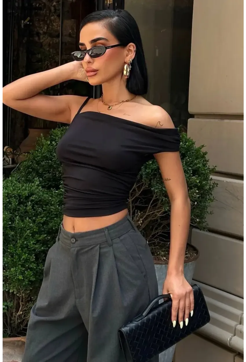 Asimetrik Kesim Siyah Esnek Crop Bluz