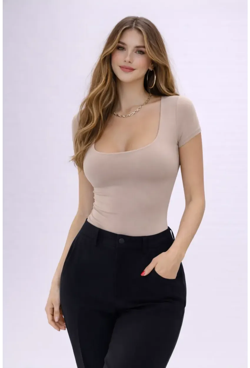 Bej Sandy Kumaş Kare Yaka Kısa Kollu Kadın Bodysuit – Fit & Şık Tasarım