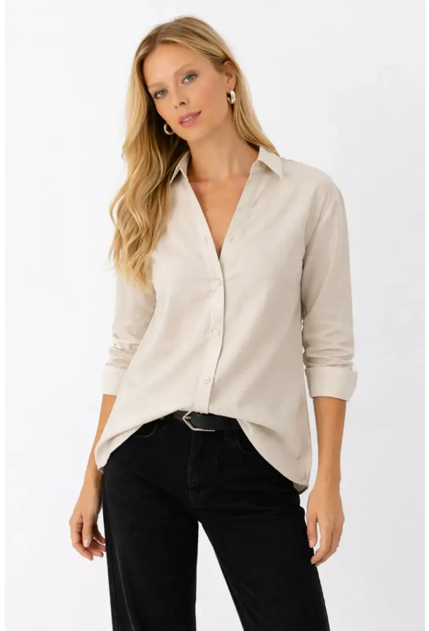 Bej V Yaka Düğmeli Kadın Gömlek – Rahat Kesim, Günlük & Şık Stil