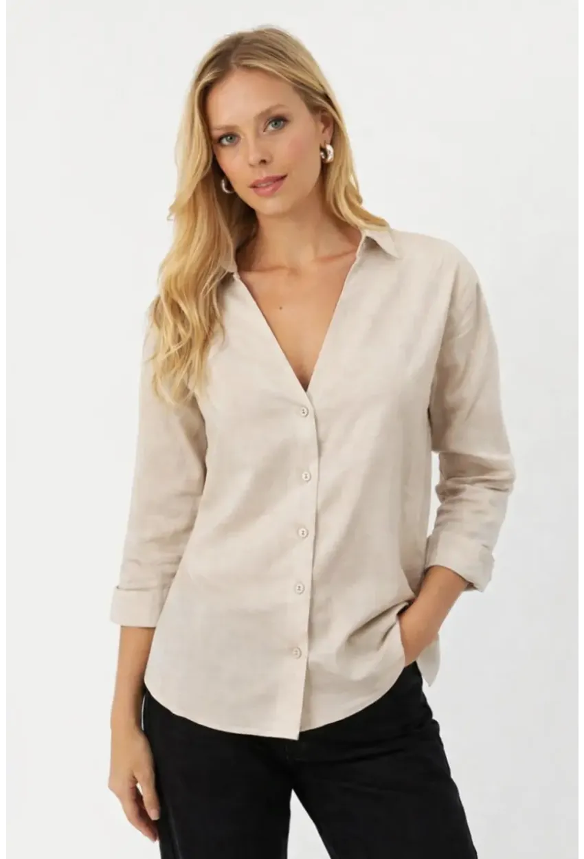 Bej V Yaka Düğmeli Kadın Gömlek – Rahat Kesim, Günlük & Şık Stil