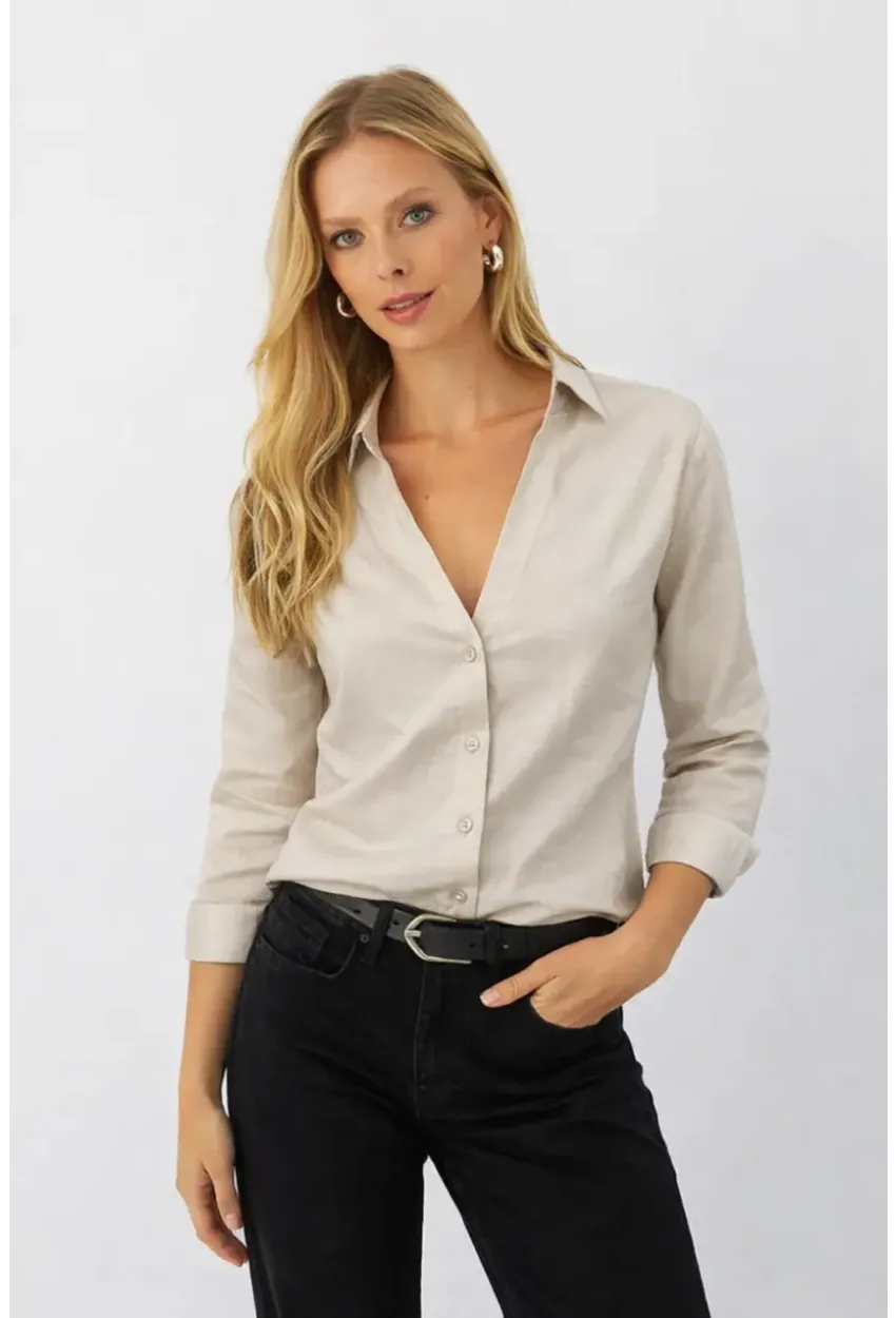 Bej V Yaka Düğmeli Kadın Gömlek – Rahat Kesim, Günlük & Şık Stil