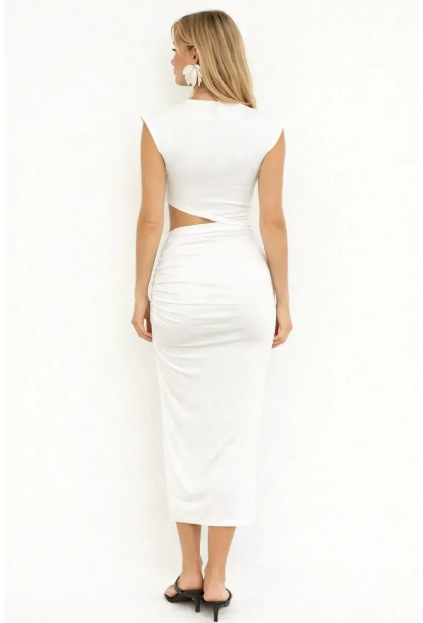 Beyaz Cut-Out Detaylı Drapeli Midi Elbise – Vücuda Oturan Şık Tasarım
