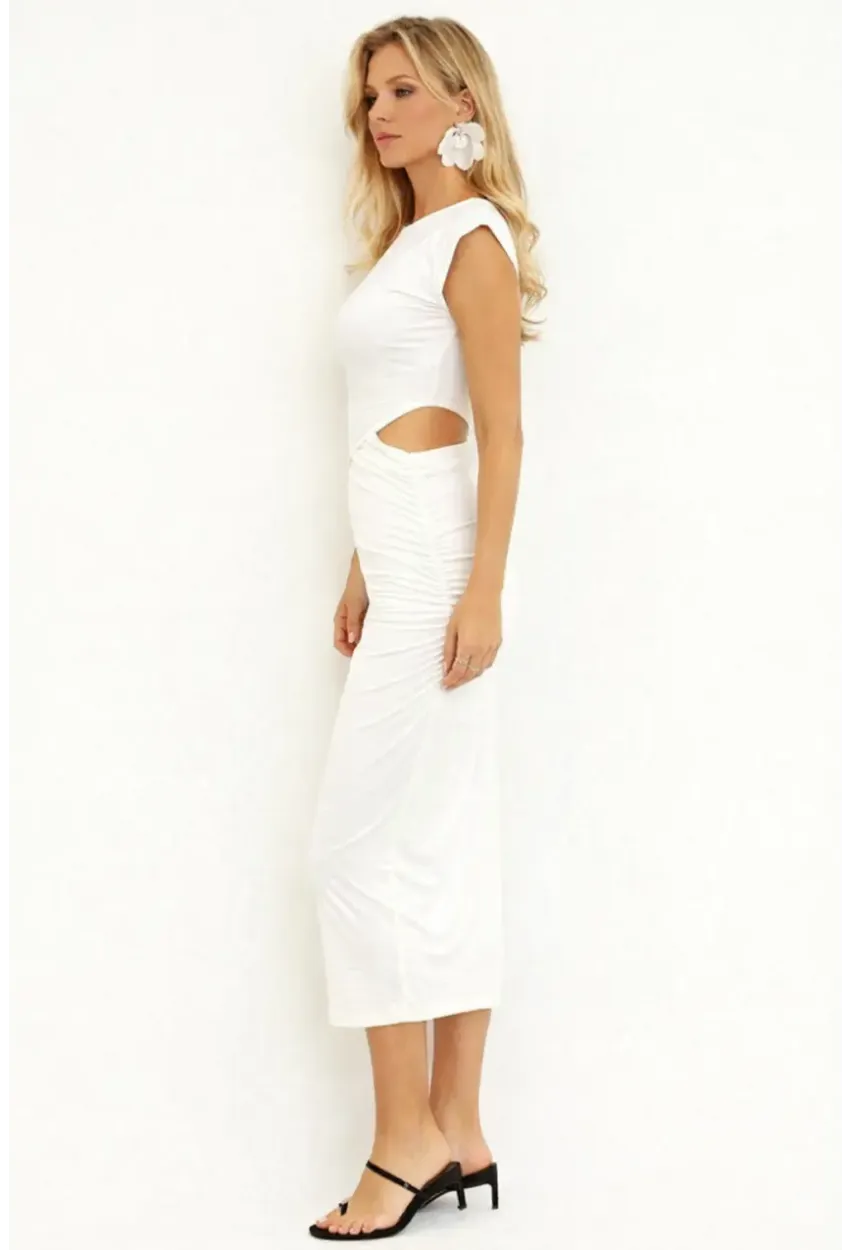 Beyaz Cut-Out Detaylı Drapeli Midi Elbise – Vücuda Oturan Şık Tasarım