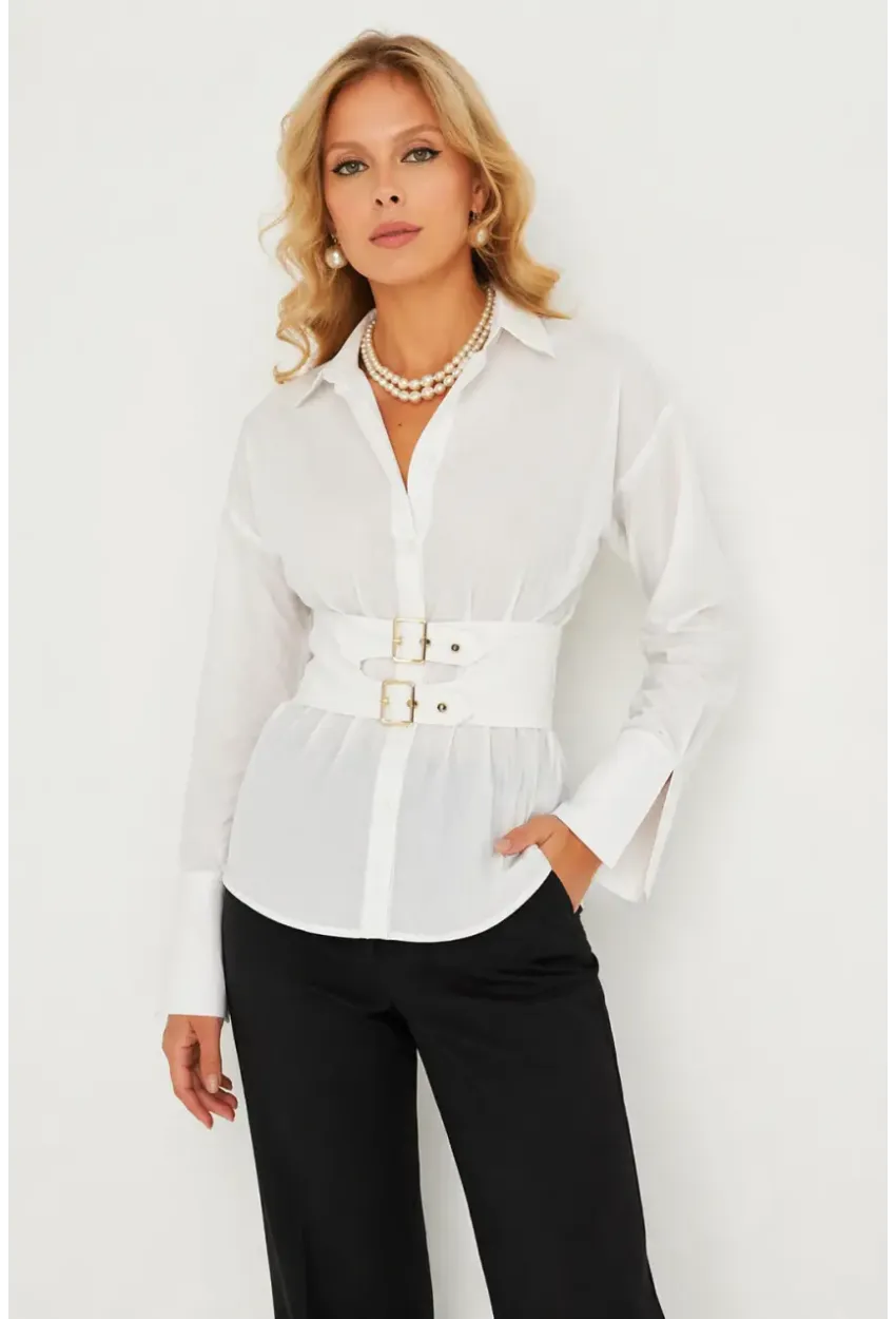 Beyaz Korseli Detaylı Şık Gömlek – Bel Vurgulu Modern Kesim