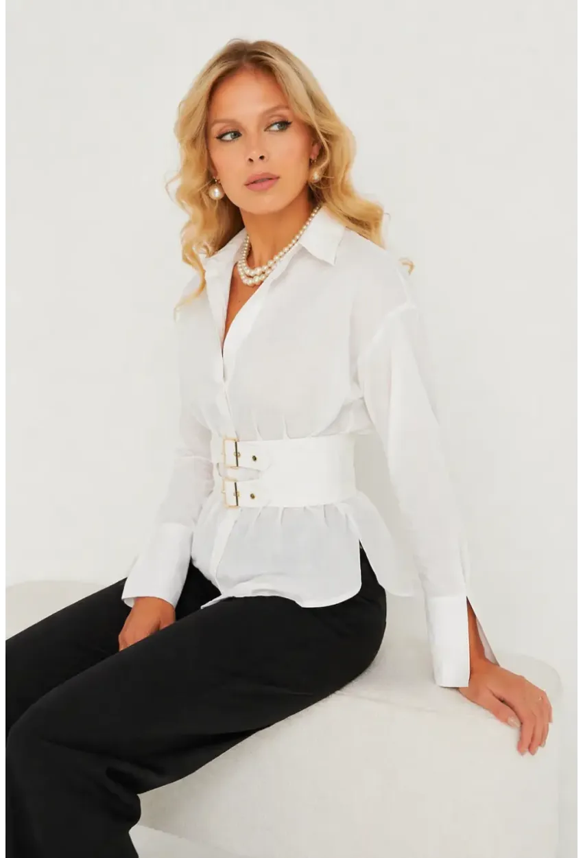 Beyaz Korseli Detaylı Şık Gömlek – Bel Vurgulu Modern Kesim