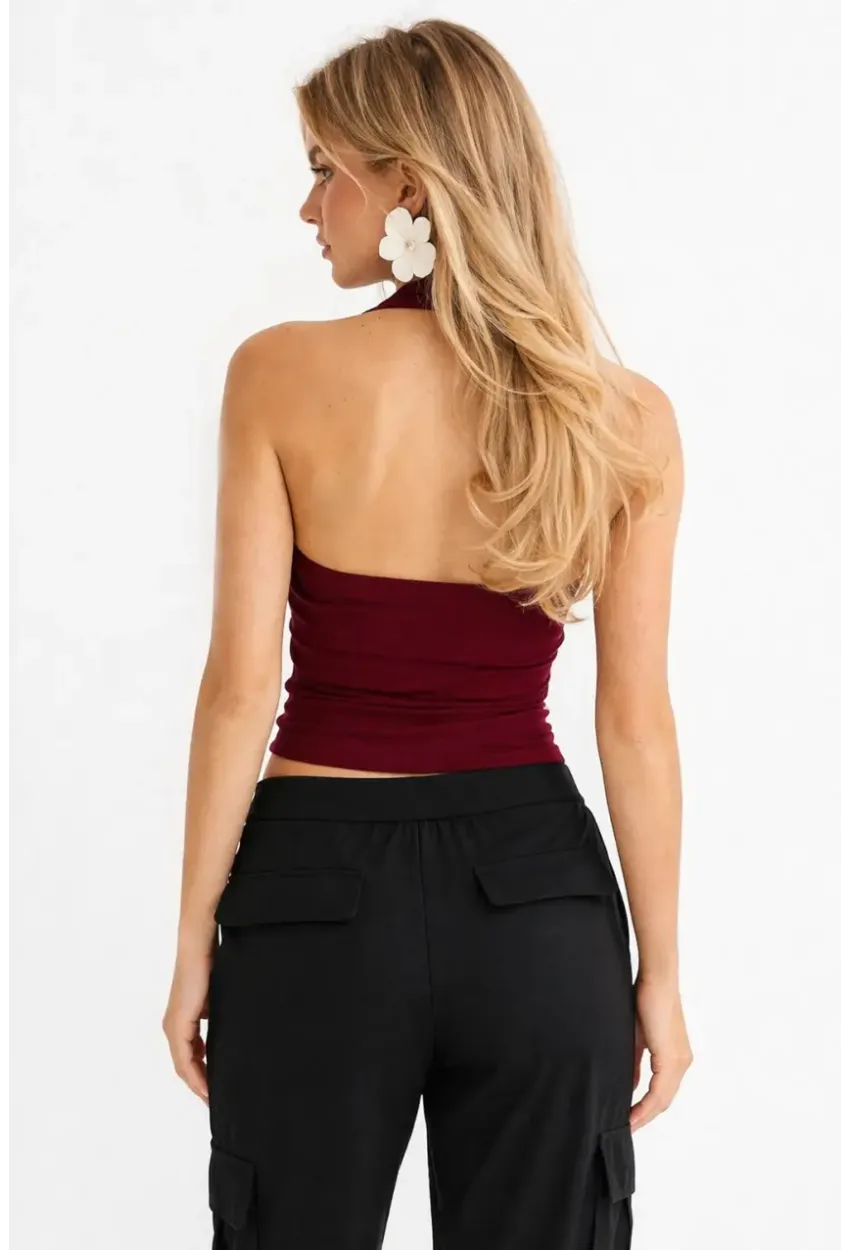 Bordo Halter Yaka Crop Bluz – Esnek Fit, Sırt Dekolteli Şık Tasarım