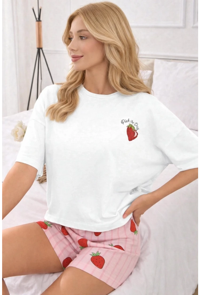 Çilek Desenli Şortlu Kadın Pijama Takımı – Beyaz/Pembe