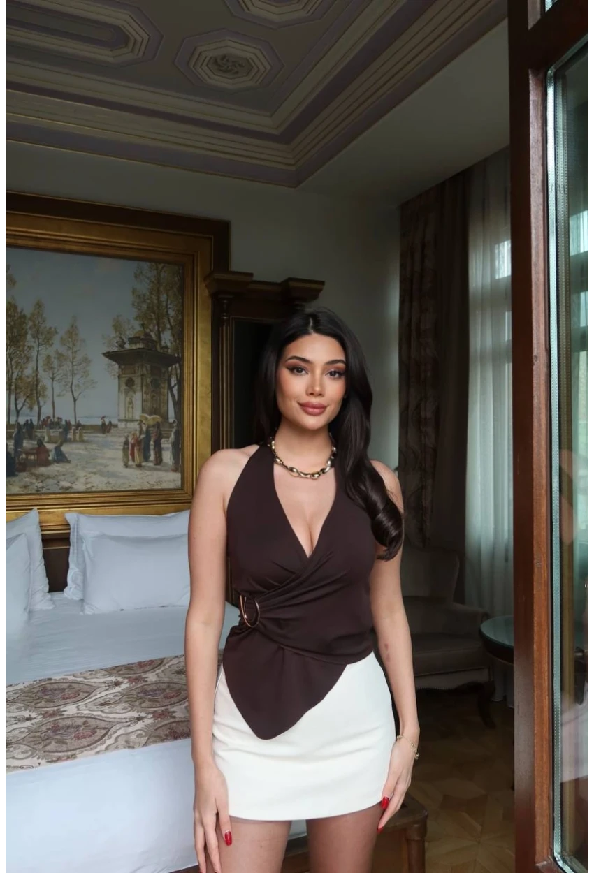 Dalgıç Kumaş Aksesuarlı Boyundan Geçmeli Bluz