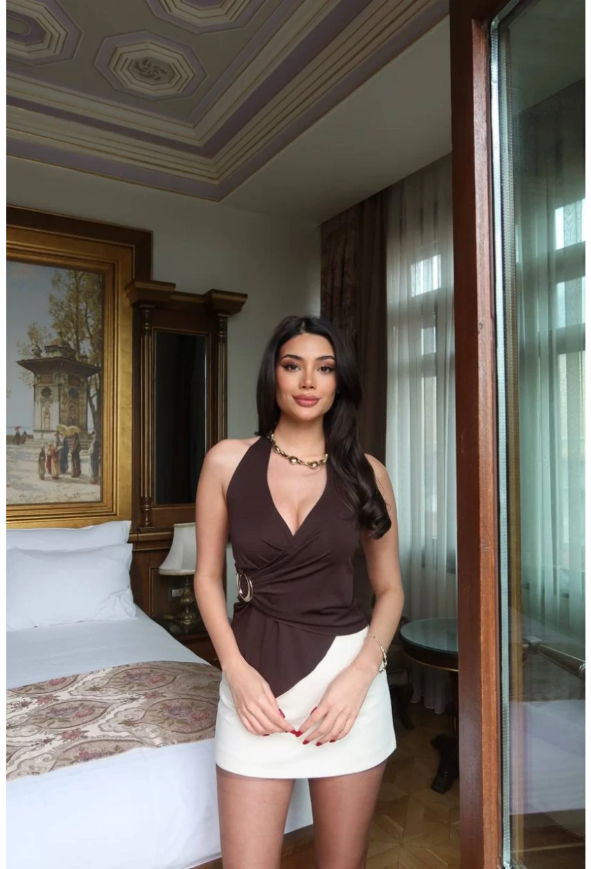 Dalgıç Kumaş Aksesuarlı Boyundan Geçmeli Bluz