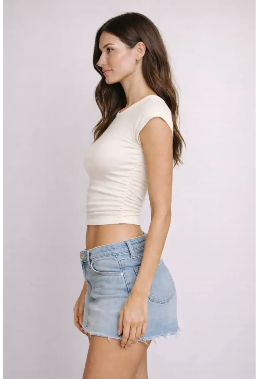 Ekru Bürümcük Kumaş Yanları Lastikli Crop Bluz – Esnek ve Vücuda Oturan Şık Tasarım