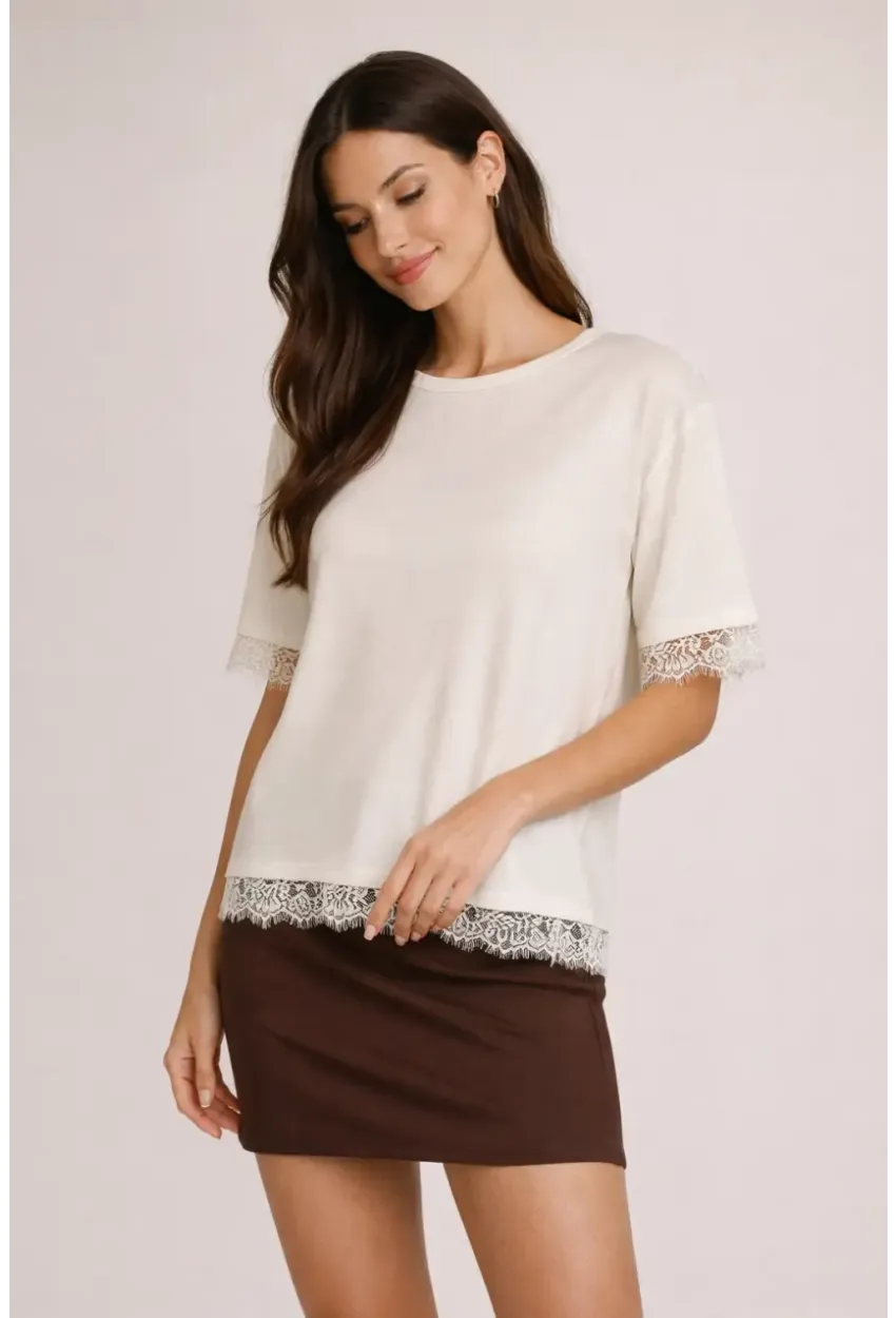 Ekru Dantel Detaylı Oversize T-Shirt Bluz – Sırt Dekolteli Şık Kadın Bluz