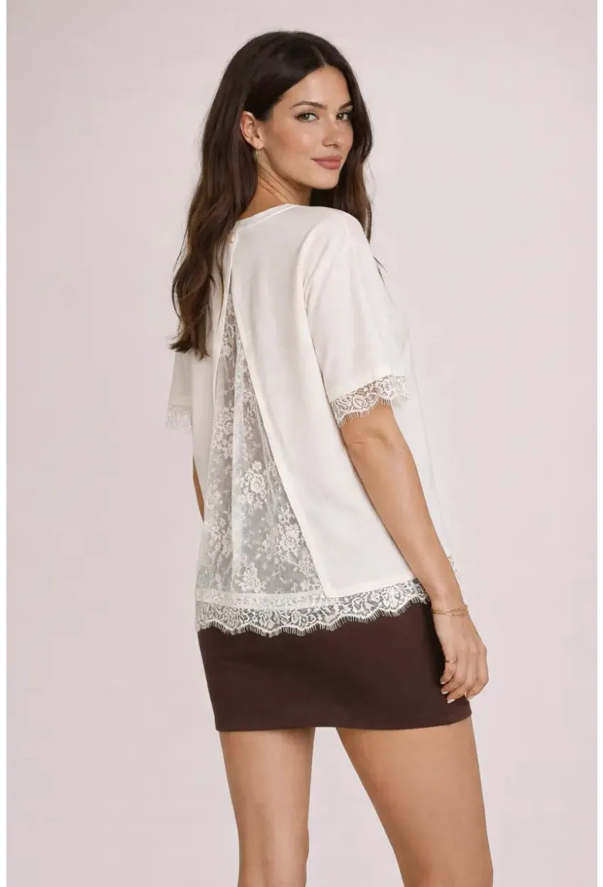 Ekru Dantel Detaylı Oversize T-Shirt Bluz – Sırt Dekolteli Şık Kadın Bluz
