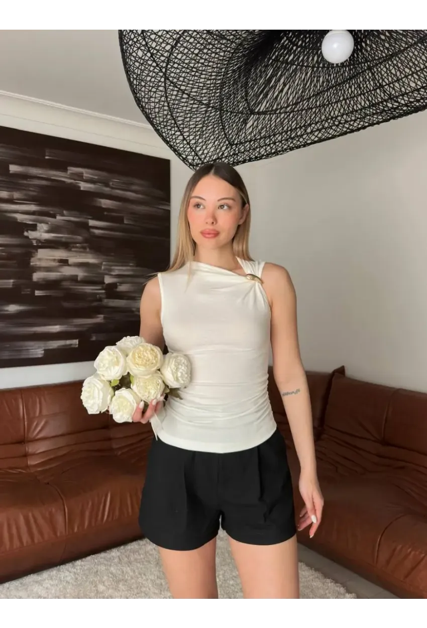 Gold Aksesuarlı Drapeli Ekru Bluz