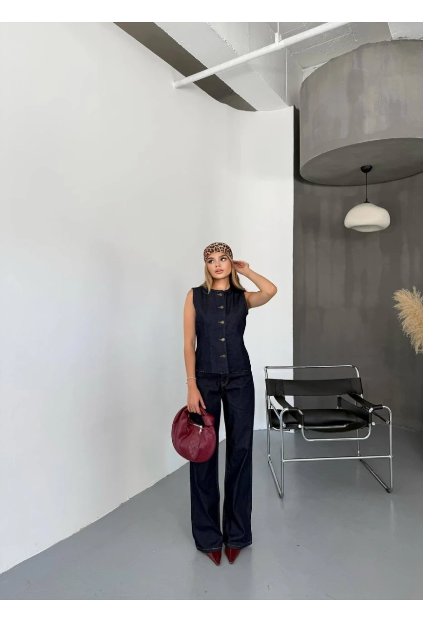 Kadın Jean Pantalon ve Kolsuz Gömlek Alt Üst Takım