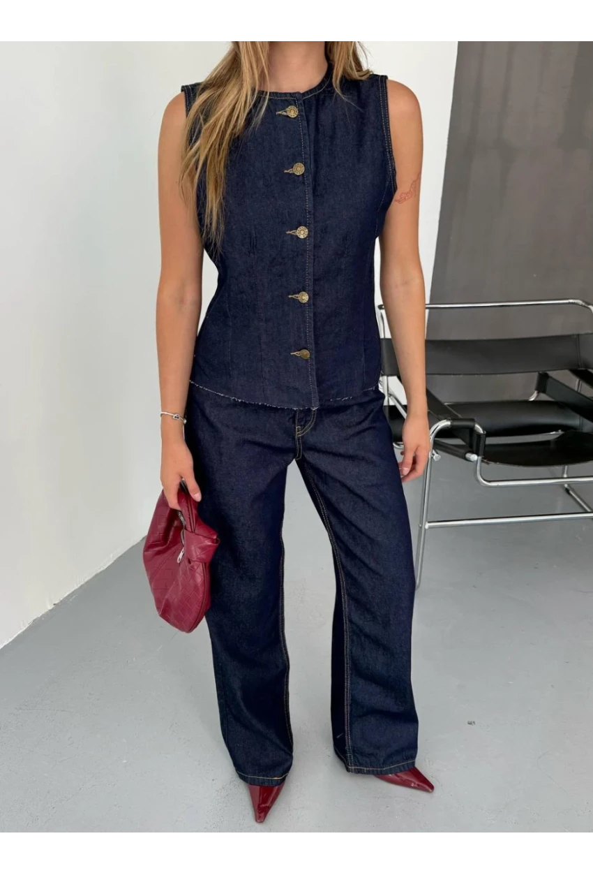 Kadın Jean Pantalon ve Kolsuz Gömlek Alt Üst Takım