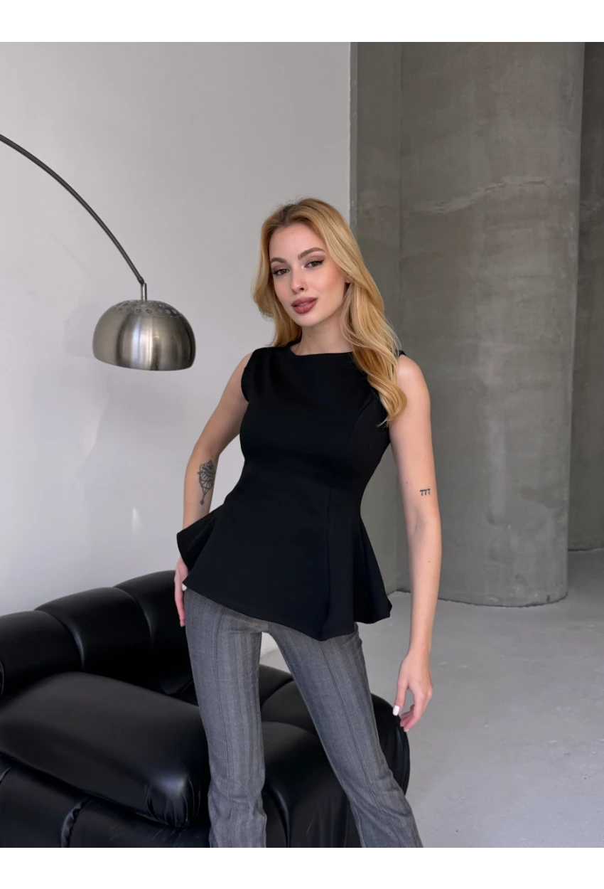 Kadın Volanlı Vücüda Oturan Sıfır Kol Bluz Siyah